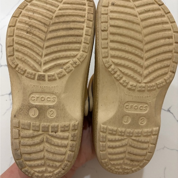 CROCS Kids Gold Glitter Clogs with Sea shell jibbitz size 2(J) - Picture 5 of 6